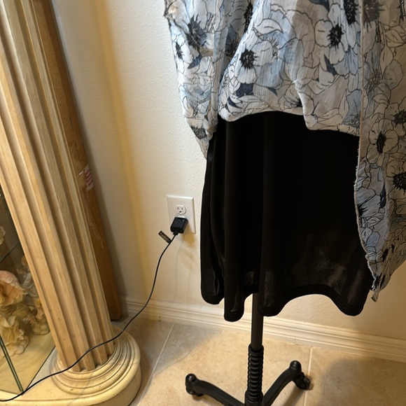 Tansy blouse floral pattern gray, black & little blue sleeveless 2x PTP 26.5” - Picture 5 of 7